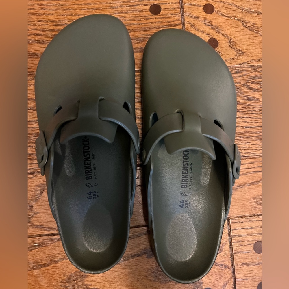 Birkenstock Boston essentials EVA clog size 44. Fits Men’s size 11/12. Like new.